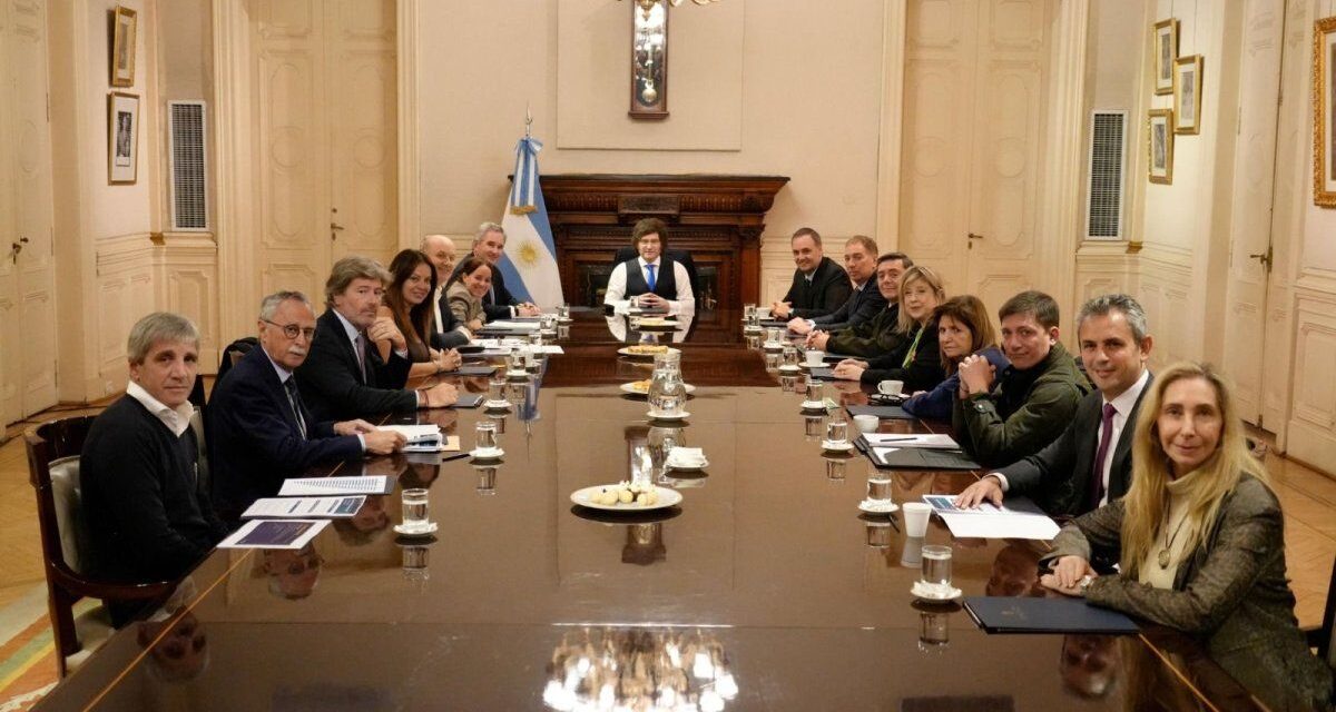 Javier Milei reunió al Gabinete y volvió a respaldar a Manuel Adorni en medio de la crisis interna