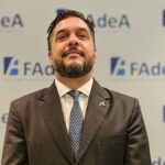 denuncias por presuntas filtraciones de licitaciones, conflictos de interés y favores a empresarios