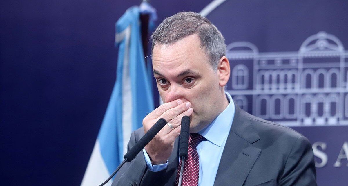 Ahora piden la detención de Manuel Adorni por apretar a un testigo