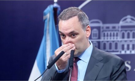 Ahora piden la detención de Manuel Adorni por apretar a un testigo