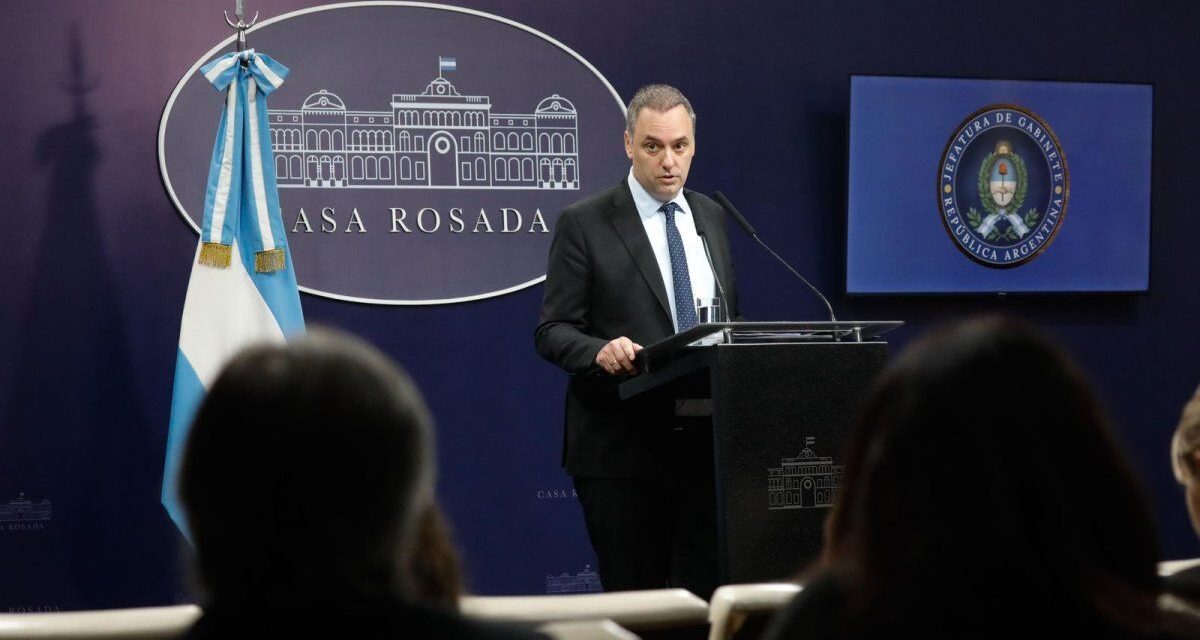 Manuel Adorni buscó bajar el tono confrontativo en su regreso a las conferencias de prensa