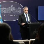 Manuel Adorni buscó bajar el tono confrontativo en su regreso a las conferencias de prensa