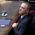 Ordenaron peritar el teléfono del contratista que complicó a Manuel Adorni por la refacción de la casa de Indio Cuá