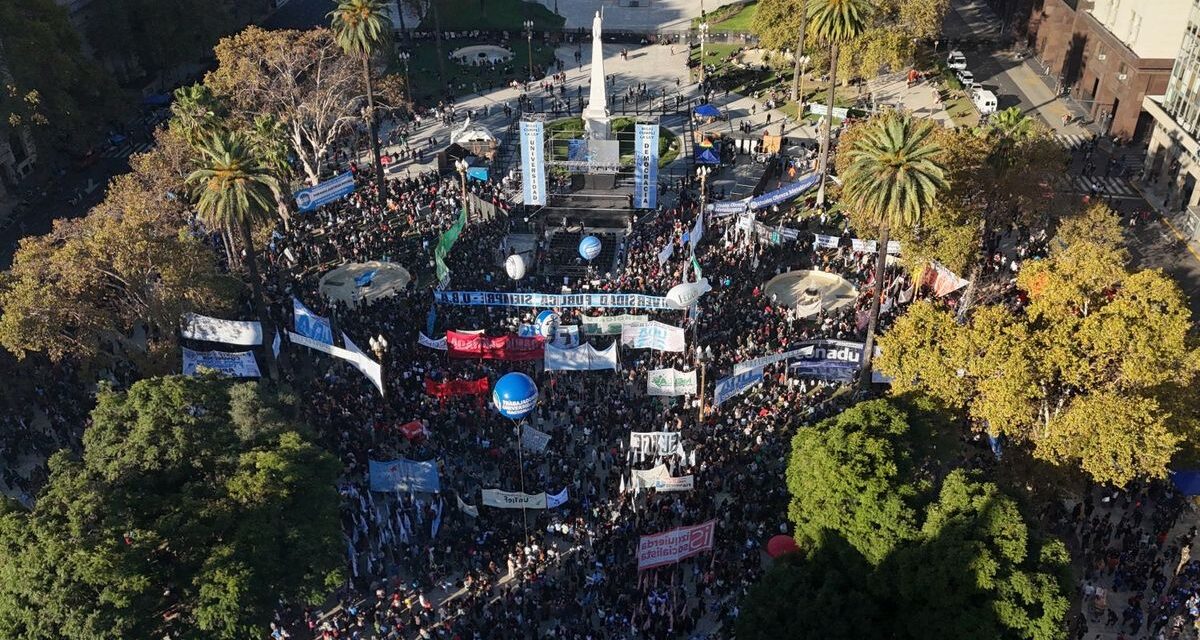 Docentes y estudiantes reclamaron al Gobierno contra la asfixia presupuestaria