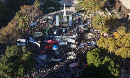 Docentes y estudiantes reclamaron al Gobierno contra la asfixia presupuestaria