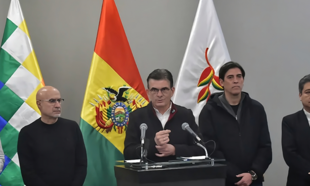 En medio de la crisis en Bolivia, el presidente anunció una reorganización de su Gabinete