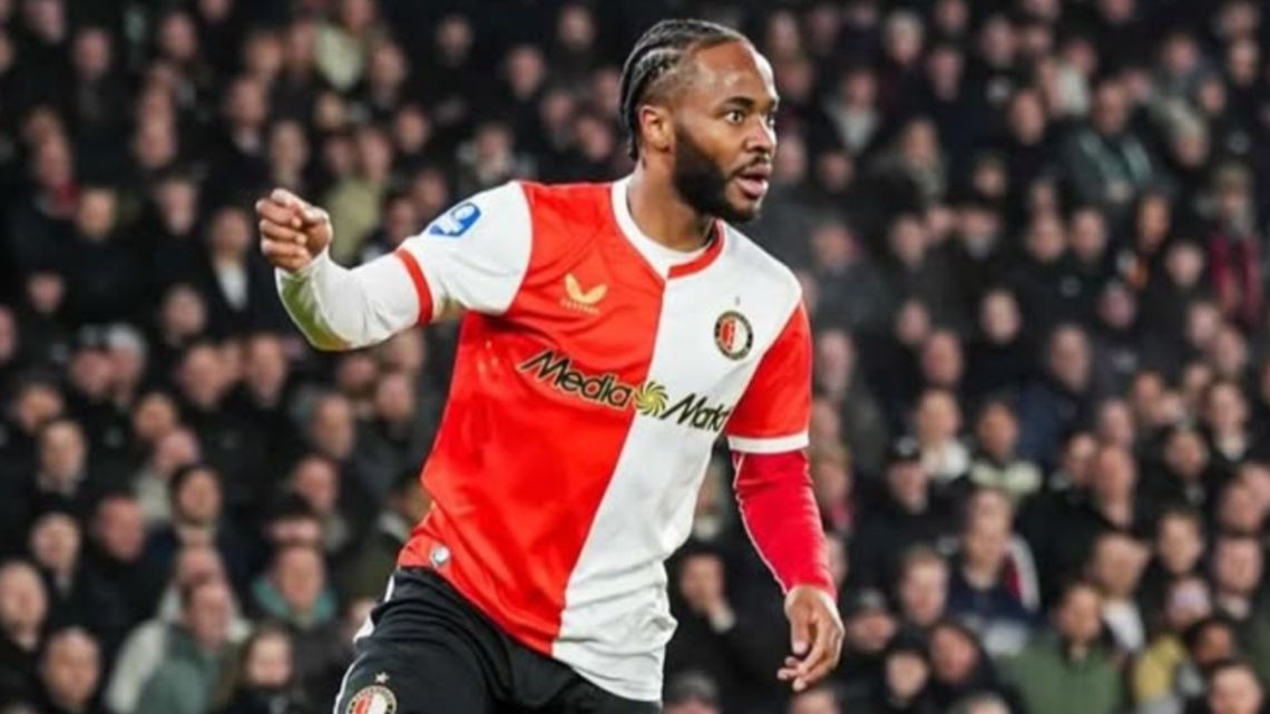 Raheem Sterling, estrella del fútbol inglés, chocó su auto de lujo y fue detenido bajo sospecha de conducir drogado