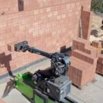 Cómo es Walter, el robot albañil que promete reemplazar a varios trabajadores al mismo tiempo