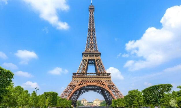 Subastan un tramo de la escalera de la Torre Eiffel por €450.160