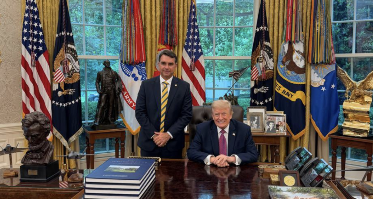 Flávio Bolsonaro se reunió con Donald Trump en busca de apoyo de cara a las elecciones en Brasil