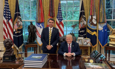 Flávio Bolsonaro se reunió con Donald Trump en busca de apoyo de cara a las elecciones en Brasil