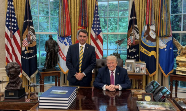 Flávio Bolsonaro se reunió con Donald Trump en busca de apoyo de cara a las elecciones en Brasil