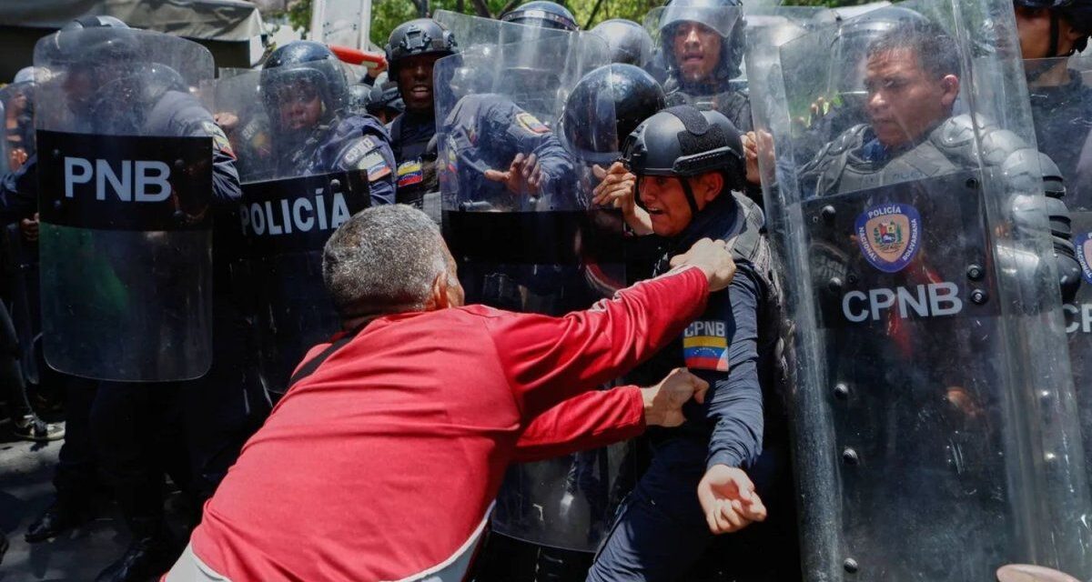 La policía tomó por la fuerza la sede del principal partido opositor