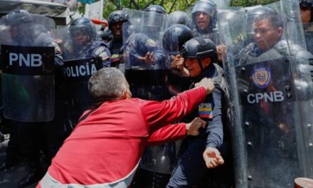 La policía tomó por la fuerza la sede del principal partido opositor