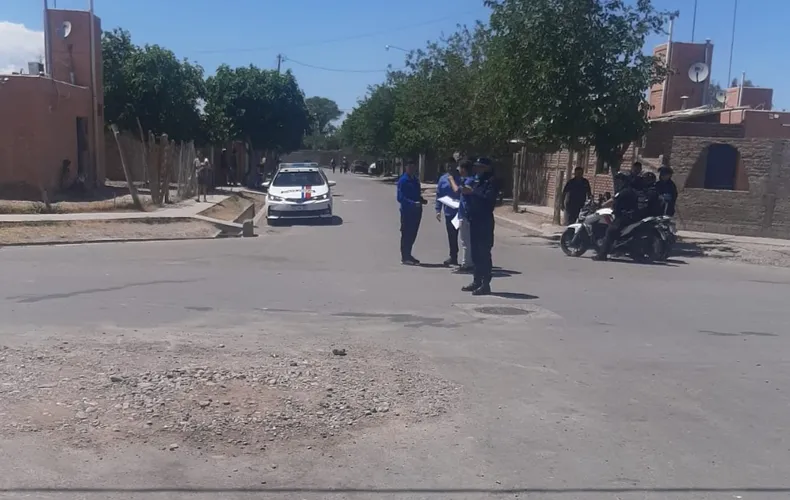 Tenso operativo policial en el barrio Teresa de Calcuta: un hombre con pedido de captura agredió a efectivos