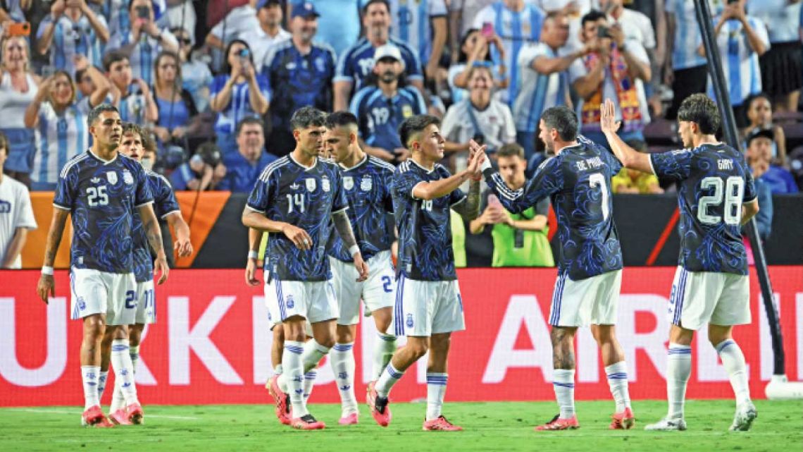 En un ensayo ante casi 100 mil personas, la Selección ganó y mostró algunas ideas
