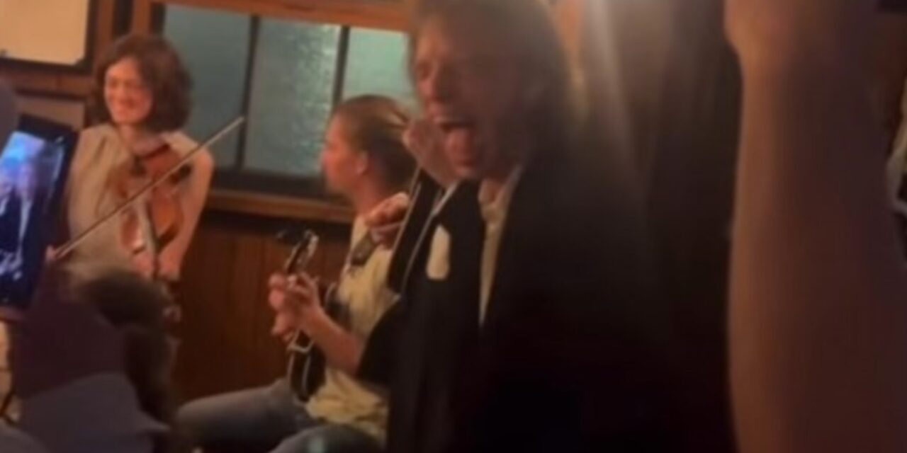 Mick Jagger apareció de sorpresa en un pequeño pub y dio un imprevisto mini concierto