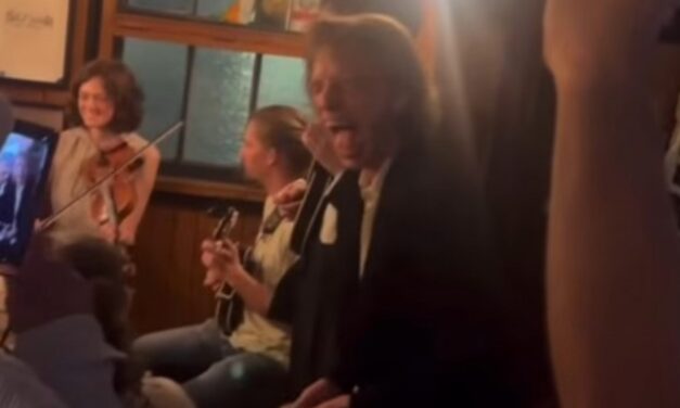 Mick Jagger apareció de sorpresa en un pequeño pub y dio un imprevisto mini concierto