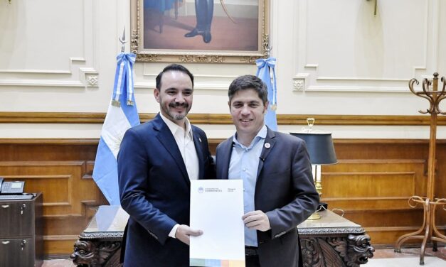 Axel Kicillof suscribió convenios de cooperación con el gobernador Juan Pablo Valdés