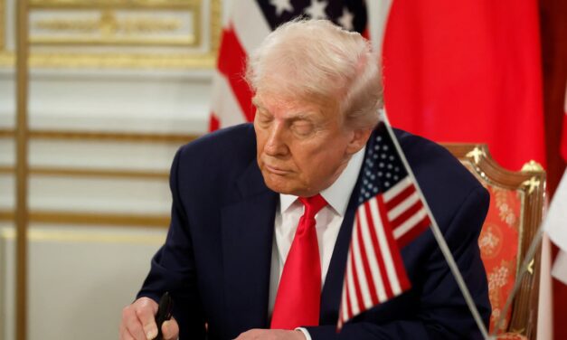Donald Trump firmó en Versalles el acuerdo con Irán para frenar la guerra en Medio Oriente