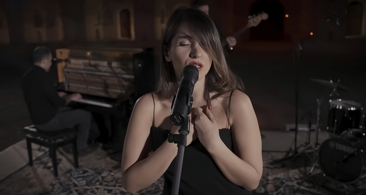 Irán condenó a una cantante a 74 latigazos por cantar sin hiyab