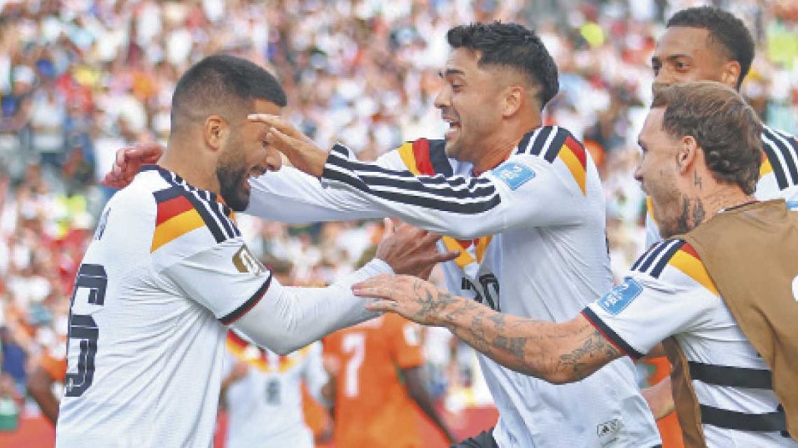 Alemania sufrió, pero ganó sobre la hora y clasificó