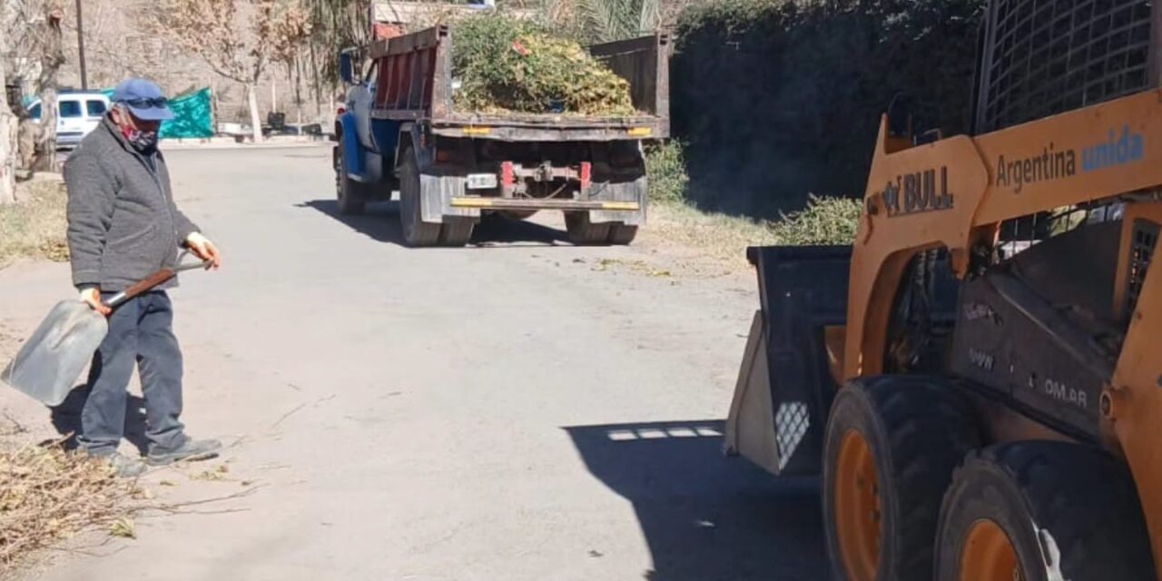 Villa Calingasta: realizaron operativos de limpieza en calles y barrios y anticipan nuevas intervenciones