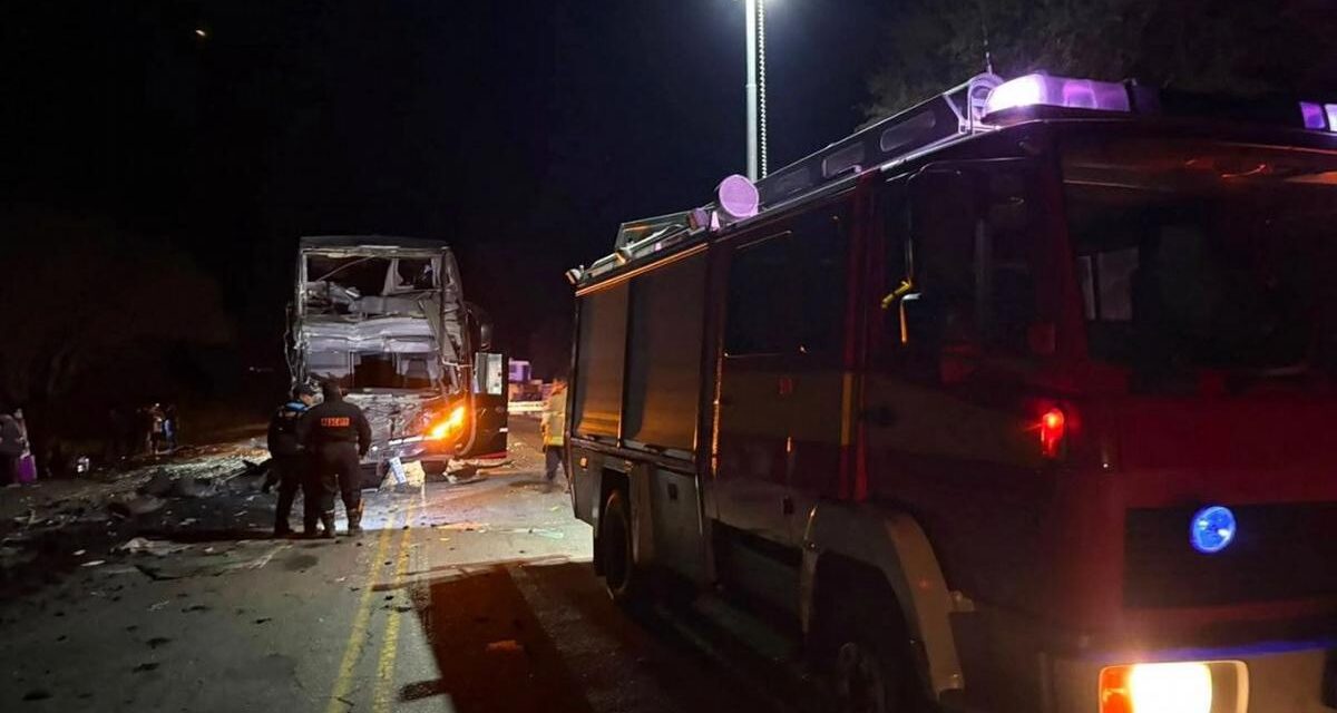 Choque fatal entre un camión y un colectivo en Salta: murió un integrante de la tripulaciónñ