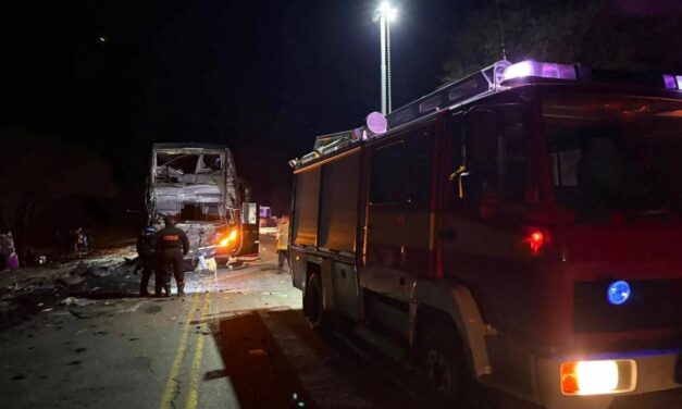 Choque fatal entre un camión y un colectivo en Salta: murió un integrante de la tripulación