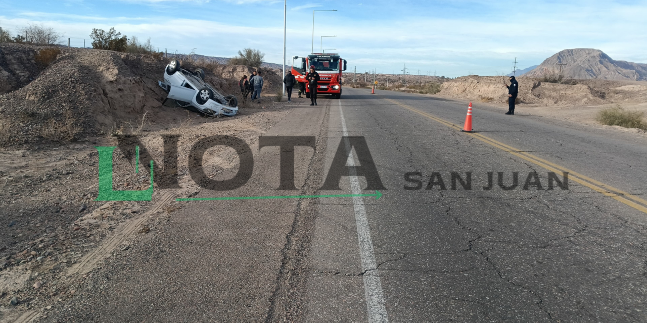 Urgente: Una mujer volcó en Ruta 60 y fue trasladada al Hospital Rawson