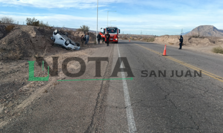 Urgente: Una mujer volcó en Ruta 60 y fue trasladada al Hospital Rawson