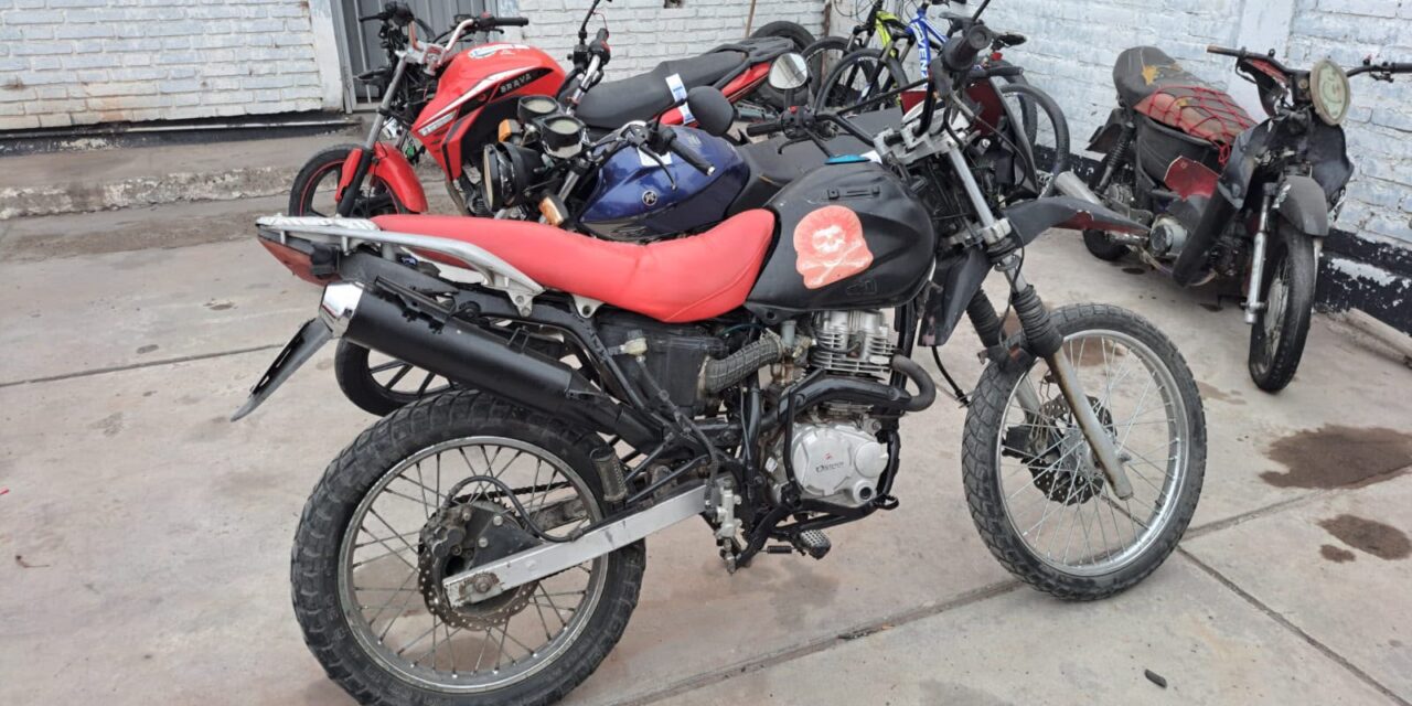 Hallan una moto abandonada en Rawson y buscan a su propietario
