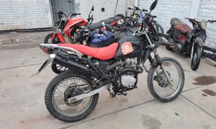 Hallan una moto abandonada en Rawson y buscan a su propietario