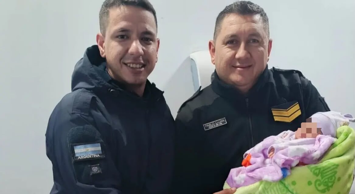 Policías asistieron un parto de urgencia y ayudaron a traer una bebé al mundo