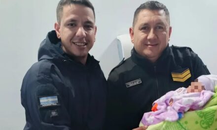 Policías asistieron un parto de urgencia y ayudaron a traer una bebé al mundo