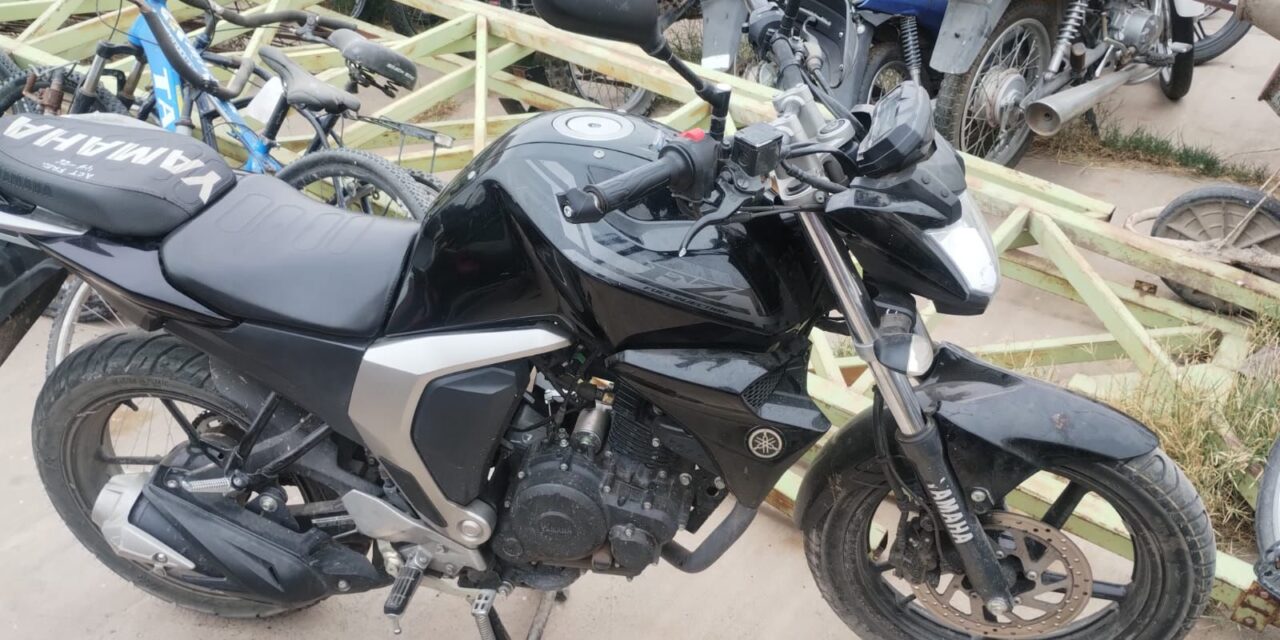 Abandonaron una Yamaha FZ tras una persecución y ahora buscan a su propietario