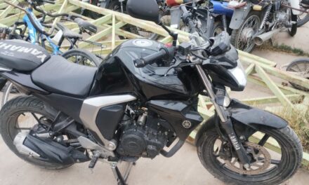 Abandonaron una Yamaha FZ tras una persecución y ahora buscan a su propietario