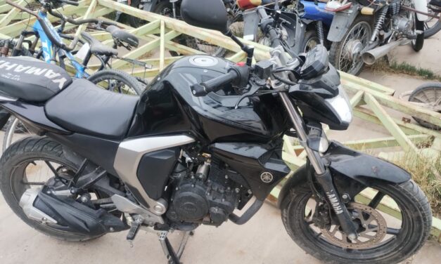 Abandonaron una Yamaha FZ tras una persecución y ahora buscan a su propietario
