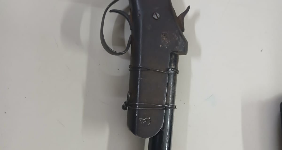 Amenazaron a una familia con un arma casera, atacaron a policías y terminaron detenidos