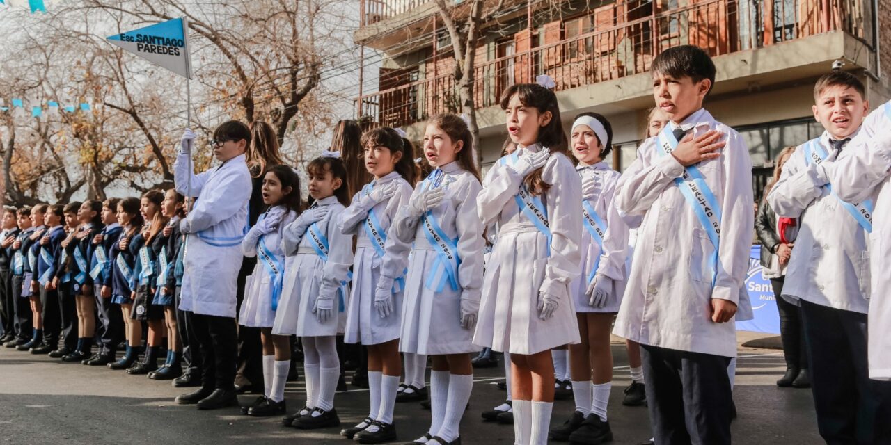 Cientos de estudiantes prometieron lealtad a la Bandera en una emotiva ceremonia en Santa Lucía