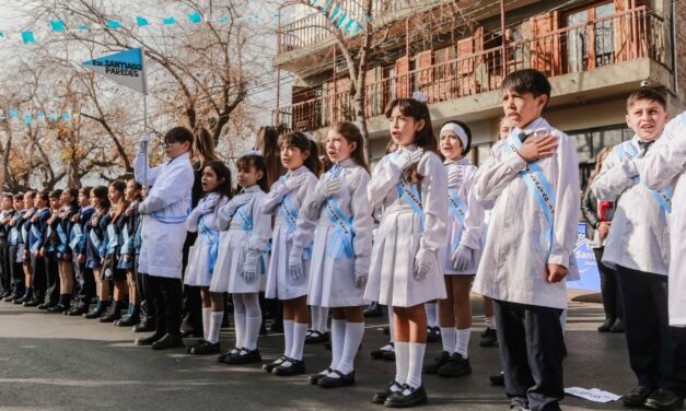 Cientos de estudiantes prometieron lealtad a la Bandera en una emotiva ceremonia en Santa Lucía