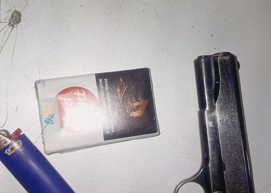 Tres hombres fueron interceptados con una pistola y un auto con prohibición de circular