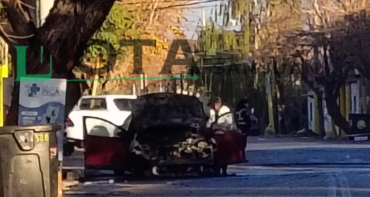 Principio de incendio en un automóvil en Rivadavia y Pueyrredón
