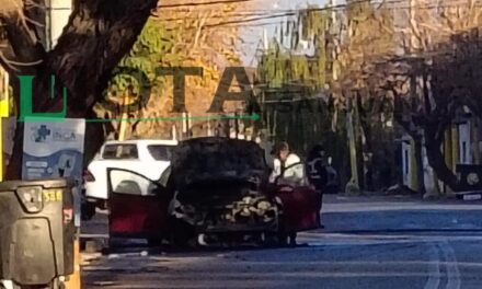 Principio de incendio en un automóvil en Rivadavia y Pueyrredón