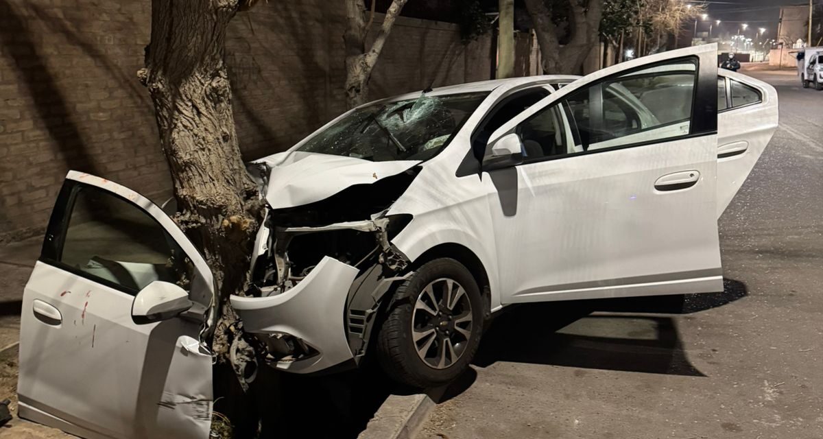 Tragedia en Capital: un hombre murió tras un brutal choque contra una camioneta y un árbol
