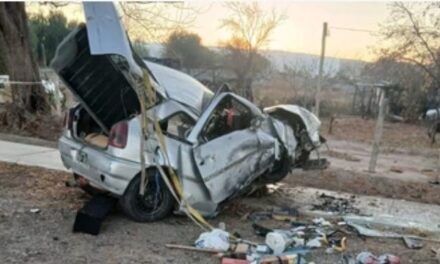 Cinco heridos tras un espectacular vuelco en Caucete: bomberos tuvieron que rescatarlos del vehículo