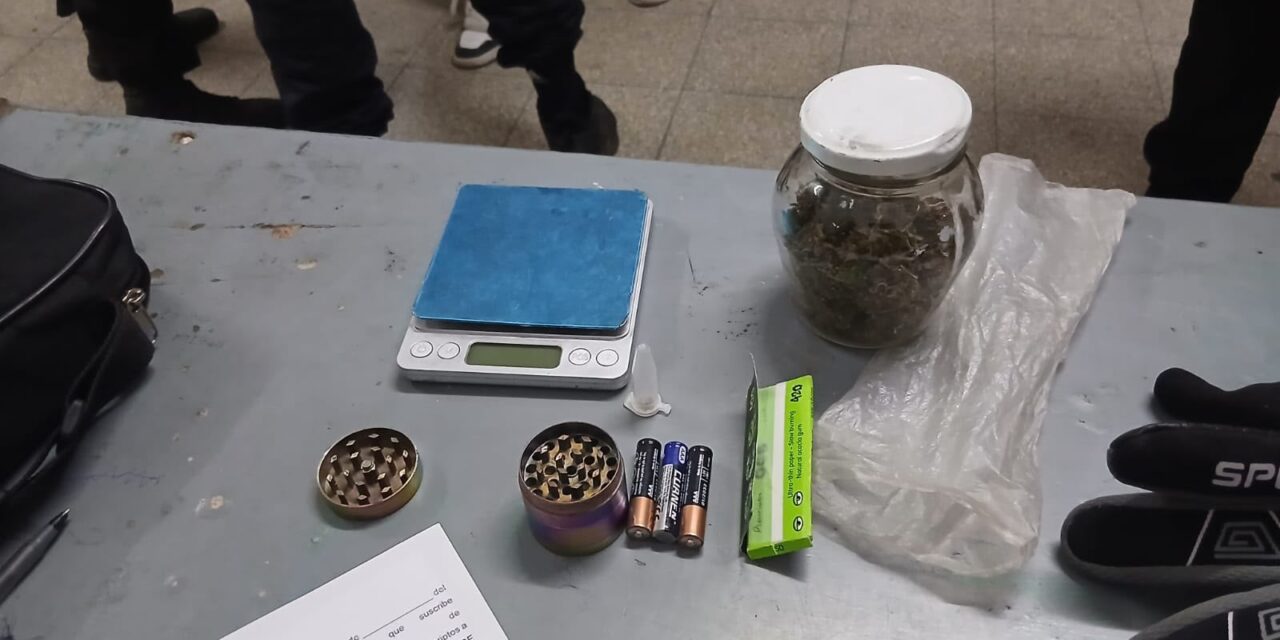 Lo detuvieron tras un accidente y le encontraron marihuana y una balanza de precisión