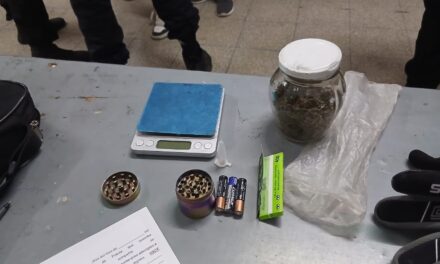 Lo detuvieron tras un accidente y le encontraron marihuana y una balanza de precisión