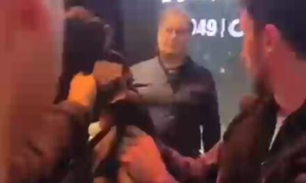 Un sanjuanino llevó un buzo de San Martín para despedir al Indio Solari y emocionó a los fanáticos