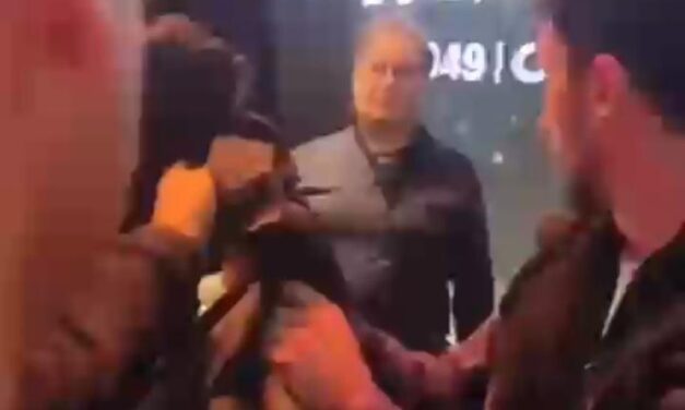 Un sanjuanino llevó un buzo de San Martín para despedir al Indio Solari y emocionó a los fanáticos
